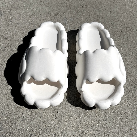 Shoes - NWOT Cloud Slides in White fits 8 8.5 (EU 38-39) Sandals Slippers